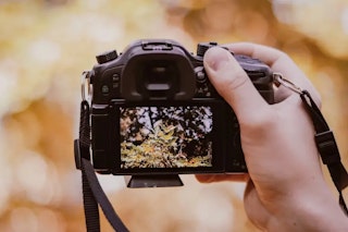 SONY E 20mm F2.8 SEL20F28のレビュー比較まとめ。街歩き・旅行の軽量
